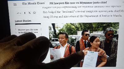 Lima warga Myanmar yang mendatangi Kantor Departemen Kehakiman Filipina di Manila pada 25 Oktober 2023 lalu yang dimuat dalam sebuah pemberitaan media Filipina. Tempo/ Gunawan Wicaksono