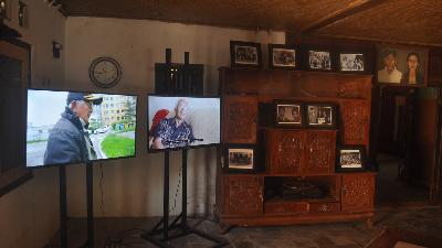 Video arsip tentang para eksil karya seniman Vincent Rumahloine pada acara Biennale Jogja 17, di Museum Bibis, Desa Bangunjiwo, Bantul, 22 Oktober 2023. Tempo/Pito Agustin Rudiana