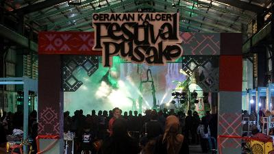 Penampilan Lab Art Projeck di Gerakan Gelaran Kalcer Festival Pusako di Fabrick Block Kota Padang, 12 Oktober 2023. Tempo/Fachri Hamzah