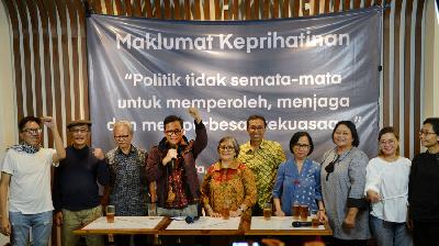 Usman Hamid (keempat kiri) dan Erry Riyana Hardjapamekas (ketiga kiri) saat menyampaikan  Maklumat Juanda yang berjudul "Reformasi Kembali ke Titik Nol" di kawasan Gambir, Jakarta, 16 Oktober 2023. Tempo/Febri Angga Palguna