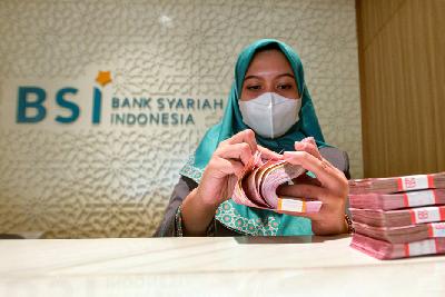 Suasana pelayanan perbankan Bank Syariah Indonesia di Jakarta, 22 Mei 2023. Tempo/Tony Hartawan