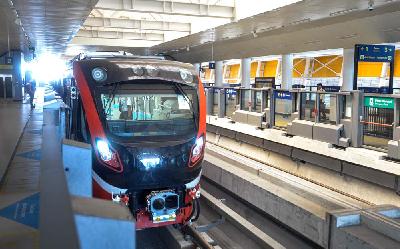 LRT Jabodebek melintas di Stasiun Cawang, Jakarta, 12 Juli 2023. Tempo/Tony Hartawan