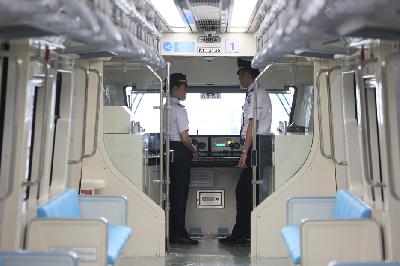 LRT Jabodebek melalui Stasiun LRT Harjamukti, Kota Depok, Jawa Barat, 3 Agustus 2023. TEMPO/Subekti.