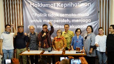 Usman Hamid (fourth left), Erry Riyana Hardjapamekas (third left) and several other pro-democracy proponents announce the Juanda Declaration titled Reformasi Back to Square One in a mockery to the current political situation, at the Gambir area, Jakarta, October 16. 
Tempo/Febri Angga Palguna

