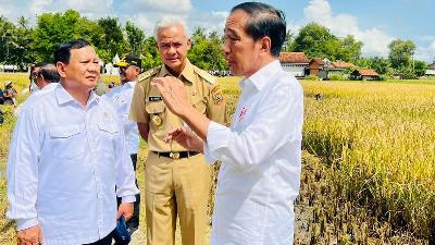 President Joko Widodo (right) talks to Defense Minister Prabowo Subianto (left) and Central Java Governor Ganjar Pranowo during a visit in Kebumen, Central Java, March 9. 
Presidential Secretariat/Laily Rachev
