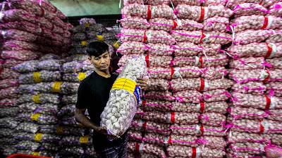 Piles of imported garlic at Kramat Jati Market, Jakarta, May 26. 
Tempo/Tony Hartawan
