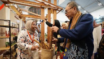 Dikunjungan sebanyak 29.873 pengunjung dari dalam dan luar negeri. Gelaran Jakarta Muslim Fashion Week (JMFW) 2024 catat transaksi sebesar US$20,1 juta atau setara Rp330 miliar