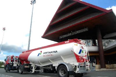 Truk Tangki Avtur milik pertamina di Bandara Sepingan, Balikpapan, Kalimantan Timur. Dok. TEMPO/Wisnu Agung Prasetyo
