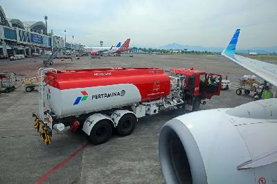 Mobil tangki bahan bakar minyak (BBM) avtur Pertamina untuk mengisi bahan bakar pesawat Garuda Indonesia di Bandara Hasanuddin, Makassar, Sulawesi Selatan, 2017. TEMPO/Rully Kesuma