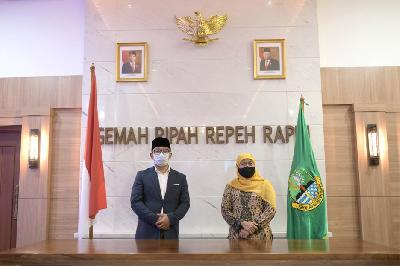 Ridwan Kamil bersama Khofifah Indar Parawansa di Gedung Sate, Kota Bandung, Jawa Barat, 19 April 2021. jabarprov.go.id