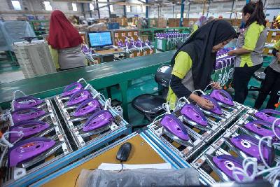 Pabrik manufaktur alat elektronik rumah tangga di Bogor, Jawa Barat. Tempo/Tony Hartawan