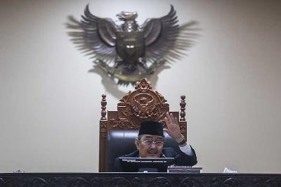 Ketua Majelis Kehormatan Mahkamah Konstitusi Jimly Asshiddiqie memimpin sidang di Gedung Mahkamah Konstitusi, Jakarta, 31 Oktober 2023. Tempo/Hilman Fathurrahman W