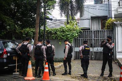 Kepolisian berjaga di depan rumah Ketua KPK Firli saat terjadi penggeledahan oleh penyidik kepolisian di Jalan Kertanegara Nomor 46, Jakarta, 26 Oktober 2023. Tempo/Hilman Fathurrahman W