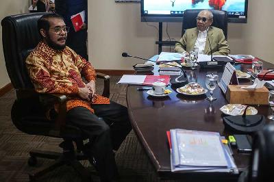 Ketua Mahkamah Konstitusi, Anwar Usman (kiri) bersiap menjalani sidang dugaan pelanggaran kode etik di Gedung Mahkamah Konstitusi, Jakarta, 31 Oktober 2023. Tempo/Hilman Fathurrahman W