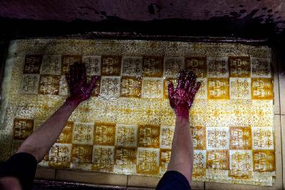 Pekerja melakukan pewarnaan pada kain batik khas Betawi di Sanggar Batik Betawi kawasan Cilandak, Jakarta, 2 Oktober 2023. Tempo/Tony Hartawan