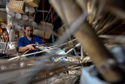 Perajin menyelesaikan pembuatan keranjang dari bahan rotan di kawasan Grogol Petamburan, Jakarta, 19 September 2023. Tempo/Tony Hartawan