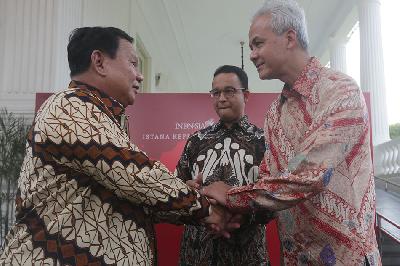 Bakal calon presiden Prabowo Subianto (kiri), Anies Baswedan dan Ganjar Pranowo usai melakukan pertemuan dengan Presiden Joko Widodo di Kompleks Istana Kepresidenan, Jakarta, 30 Oktober 2023. TEMPO/ Subekti