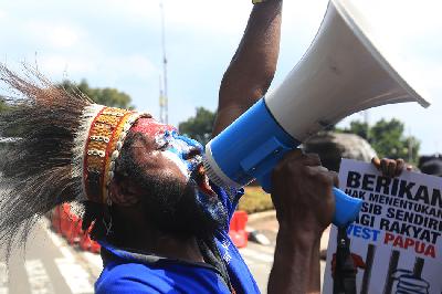 Massa Front Rakyat Indonesia untuk West Papua (FRI-WP), Aliansi Mahasiswa Papua (AMP) dan Asosiasi Mahasiswa Pegunungan Tengah Papua Indonesia (AMPTPI) melakukan aksi damai memperingati 1 Desember 1961 di kawasan Patung Kuda, Monas, Jakarta, 1 Desember 2022. TEMPO/Subekti