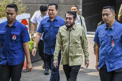 Ketua Hakim Konstitusi Anwar Usman (kedua kanan) berjalan menuju Gedung II Mahkamah Konstitusi di Jakarta, 3 November 2023. ANTARA/Galih Pradipta