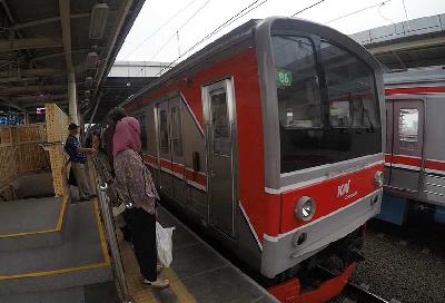 KRL tujuan Bogor – Jakarta di Stasiun Kalibata, Jakarta, 2 November 2023. TEMPO/Subekti