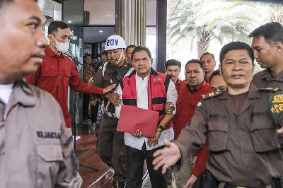 Anggota III Badan Pemeriksa Keuangan Republik Indonesia Achsanul Qosasi (tengah) berjalan menuju mobil tahanan setelah ditetapkan tersangka di Kejaksaan Agung, Jakarta, 3 November 2023. ANTARA/Raqilla