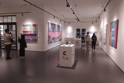 Sejumlah pengunjung hadir di pameran tunggal Sutjipto Adi berjudul Force Avenue, di Galeri ZEN1, Jakarta, 27 Oktober 2023. Tempo/Indra Wijaya