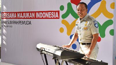 Direktur Utama PT Jasa Raharja Rivan A. Purwantono saat bermain musik di Kantor Jasa Raharja, Jakarta, Senin, 30 Oktober 2023. Tempo/M Taufan Rengganis