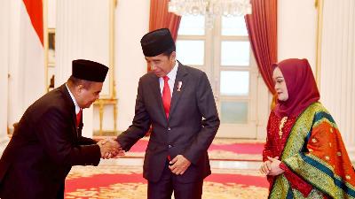 Paiman Raharjo (kiri) usai dilantik menjadi Wakil Menteri Desa, Pembangunan Daerah Tertinggal, dan Transmigrasi, di Istana Negara, Jakarta, 17 Juli 2023. BPMI Setpres/Rusman
