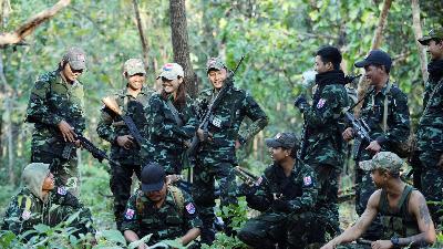 Anggota Pasukan Pertahanan Rakyat Myanmar di Kawkareik, Myanmar, Desember 2021. Reuters/Stringer