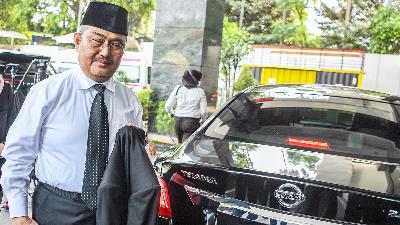Ketua Majelis Kehormatan Mahkamah Konstitusi (MKMK) Jimly Asshiddiqie  menuju Gedung II Mahkamah Konstitusi (MK) di Jakarta, 3 November 2023. Antara/Galih Pradipta