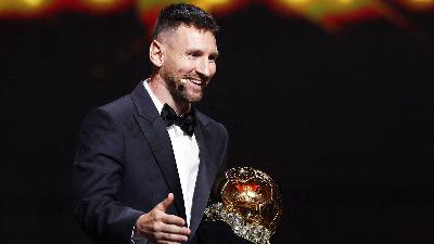 Lionel Messi dengan penghargaan Ballon d'Or putra di Chatelet Theatre, Paris, Prancis, 30 Oktober 2023/REUTERS/Stephanie Lecocq