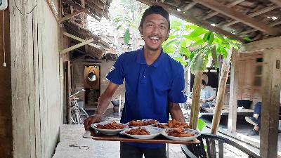 Pramusaji menyiapkan kudapan berupa pisang goreng di kedai Kopi Klotok, Yogyakarta, 1 November 2023/TEMPO/Pito Agustin Rudiana