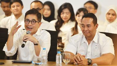 Chairman of the National Election Campaign Team for Ganjar Pranowo (TPNGP), Arsjad Rasjid (left), accompanied by his deputy Andika Perkasa, briefs the media during the inauguration of the TPNGP Media Center on Jalan Cemara 19 in Menteng, Central Jakarta, October 15. 
TEMPO/ Febri Angga Palguna
