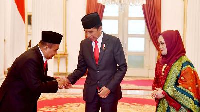 Paiman Raharjo (left) after being appointed Deputy Minister for Villages, Development of Disadvantaged Regions and Transmigration, at the State Palace, Jakarta, July 17. 
Presidential Secretariat/Rusman
