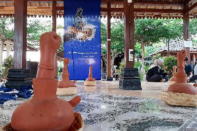 Seni instalasi karya Fitriani Dwi Kurniasih dipamerkan dalam Biennale 2023 di pendopo Sekar Mataram, Bantul, Yogyakarta, 30 Oktober 2023. TEMPO/Shinta Maharani
