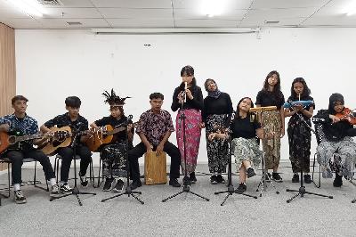 Grup musikalisasi puisi Suara Satu Kosong Tiga dalam peluncuran Album Kompilasi Musikalisasi Puisi Jakarta di Taman Ismail Marzuki, Cikini Raya, Jakarta, 3 November 2023. TEMPO/Jihan Ristiyanti
