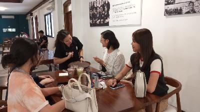 Komunikasi dengan menggunakan bahasa isyarat antara pelanggan dengan pekerja Sunyi Coffee di Barito, Jakarta Selatan, 7 November 2023. TEMPO/JIhan Ristiyanti