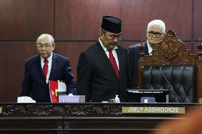 Ketua Majelis Kehormatan Mahkamah Konstitusi (MKMK) Jimly Asshiddiqie (tengah) saat sidang putusan Majelis Kehormatan Mahkamah Konstitusi di gedung Mahkamah Konstitusi, Jakarta, 7 November 2023. TEMPO/Subekti
