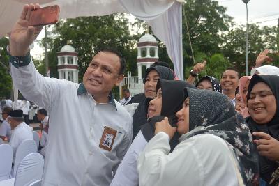 Ketua Komisi  Pemberantasan Korupsi (KPK) Firli Bahuri berswafoto dengan aparatur sipil negara (ASN) pemerintah Aceh di kantor gubernur Aceh, Banda Aceh, 8 November 2023. ANTARA/Ampelsa