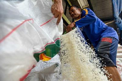Pekerja tengah mengemas beras di Pasar Induk Beras Cipinang, Jakarta, 2 Oktober 2023. Tempo/Tony Hartawan