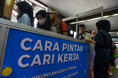 Para pencari kerja mengantre untuk memasuki ruangan Mega Career Expo 2023 di Gedung Serbaguna Senayan, Jakarta, 4 Oktober 2023. Tempo/Tony Hartawan
