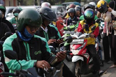Pengumudi ojek online menunggu penumpang di kawasan  Stasiun Manggarai, Jakarta, 31 Oktober 2023. TEMPO/Subekti