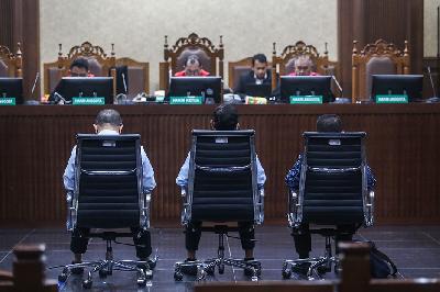 Terdakwa Anang Achmad Latif, terdakwa Johnny G Plate dan terdakwa Yohan Suryanto (dari kiri ke kanan) menjalani sidang lanjutan pembacaan tuntutan oleh Jaksa Penuntut Umum di Pengadilan Tindak Pidana Korupsi Jakarta, 25 Oktober 2023. TEMPO / Hilman Fathurrahman W