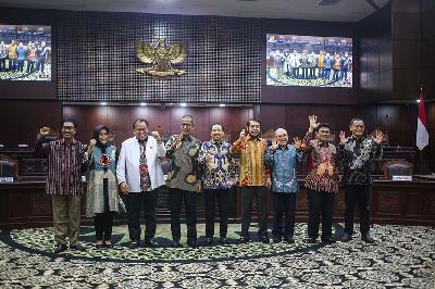 Sembilan hakim Mahkamah Kosntitusi usai memberikan keterangan pers di Gedung Mahkamah Konstitusi, Jakarta, 9 November 2023. TEMPO / Hilman Fathurrahman W