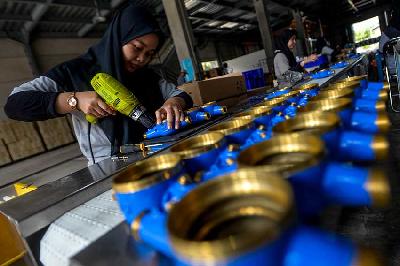 Pekerja tengah menyelesaikan pembuatan Meter Air B&R di  PT. Tirta Pratama Meterindo, Cileungsi, Kabupaten Bogor, Jawa Barat, 22 Juni 2023. Tempo/Tony Hartawan
