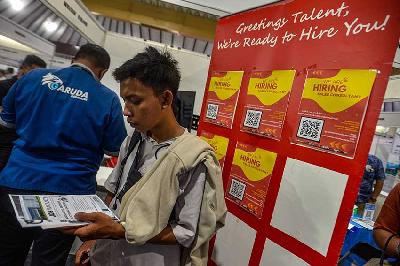Pencari kerja mencari informasi di salah satu perusahaan peserta Mega Career Expo 2023 di Gedung Serbaguna Senayan, Jakarta, 4 Oktober 2023. Tempo/Tony Hartawan