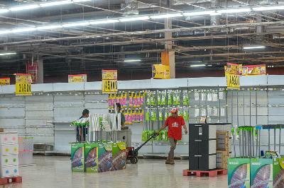 Pegawai Transmart mengemas produk jelang penutupan permanen Transmart Lebak Bulus di Jakarta, 17 Oktober 2023. TEMPO/Tony Hartawan