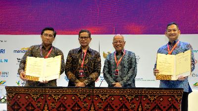 Direktur Perencanaan Korporat dan Pengembangan Bisnis PLN Hartanto Wibowo (kiri) usai penandatanganan nota kesepahaman kajian jaringan listrik Jawa-Sumatra dengan Sumitomo, di Bali, Oktober 2022. Dok.PLN