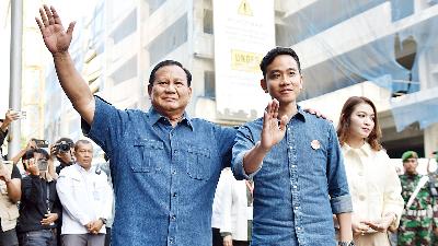 Pasangan Bakal Calon Presiden dan Calon Wakil Presiden, Prabowo Subianto dan Gibran Rakabuming Raka tiba menjalani pemeriksaan kesehatan di RSPAD Gatot Soebroto, Jakarta, 26 Oktober 2023. Tempo/M Taufan Rengganis