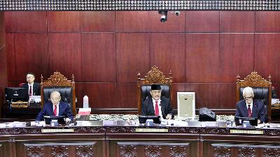 (dari kiri depan) Wahiduddin Adams, Jimly Asshiddiqie, dan Bintan R. Saragih saat siding putusan MKMK, memberhentikan Anwar Usman sebagai Ketua Hakim MK di gedung Mahkamah Konstitusi, Jakarta, 7 November 2023. Tempo/Subekti